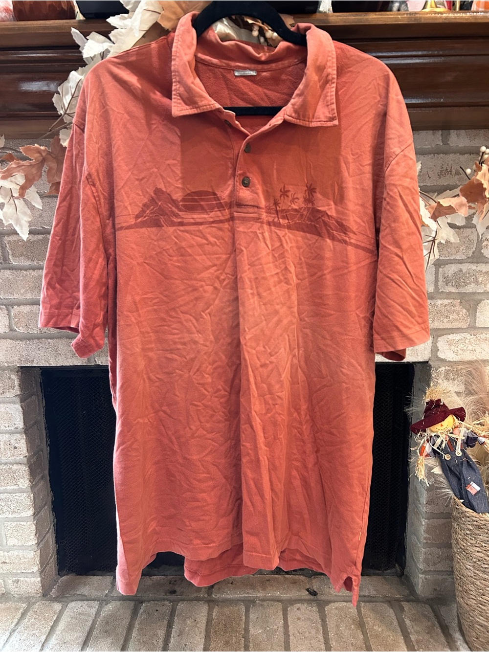 Men's Coral Short-Sleeve Polo with Tonal Island Graphic EUC